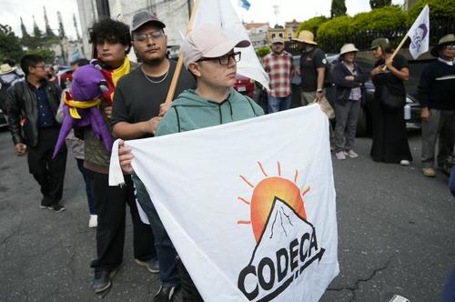 Manifestantes bloquean el paso frente al Ministerio de Finanzas. (Foto: Wilder Lopez/Soy502) 