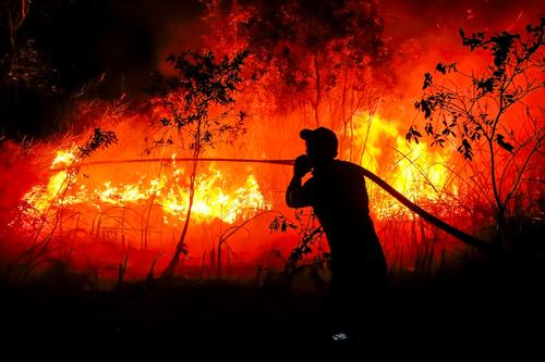 Un bombero de la Agencia Regional de Gesti&oacute;n de Desastres extingue un incendio forestal en la aldea de Sungai Rambutan, en Ogan Ilir, Sumatra del Sur. (Foto: AFP)