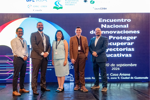Walter L&oacute;pez, investigador de TEF; Gabriel Fortes; Leslie Rosales, coordinadora de TEF; Leogildo Alves Freires; y Andr&eacute;s G&aacute;lvez-Sobral, director de CIE-UVG. Fortes y Freires, de la Universidad Federal de Alagoas, Brasil, brindaron la conferencia inaugural del encuentro. (Foto. Cortes&iacute;a)
