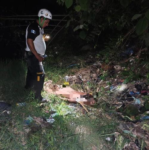 El cuerpo fue localizado en un barranco en la colonia Santa Clara, kil&oacute;metro 10 ruta al Atl&aacute;ntico. (Foto: CVB)