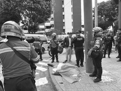 El cuerpo de la v&iacute;ctima quedo sobre la v&iacute;a publica. (Foto: Bomberos Municipales) 