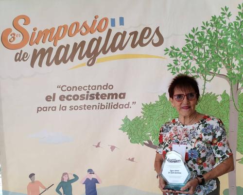 Ligia de Le&oacute;n Gamboa recibiendo un reconocimiento en la tercera edici&oacute;n de Simposio de Manglares. (Foto: Fraternidad de ciudadanos distinguidos)