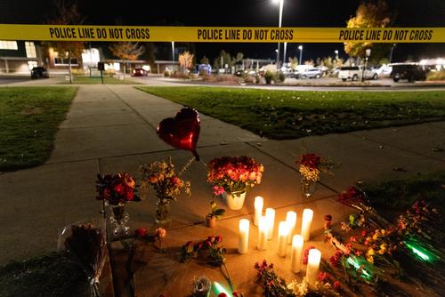 Flores y velas se depositaron como muestra de solidaridad por las p&eacute;rdidas. (Foto: AFP)