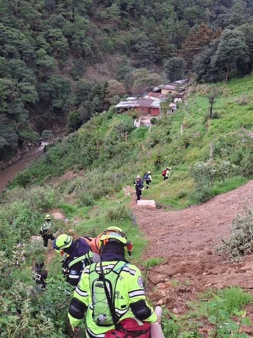 Rescatistas buscan a un hombre que cay&oacute; a un barranco en San Francisco El Alto. (Foto: Bomberos Municipales Totonicapan)