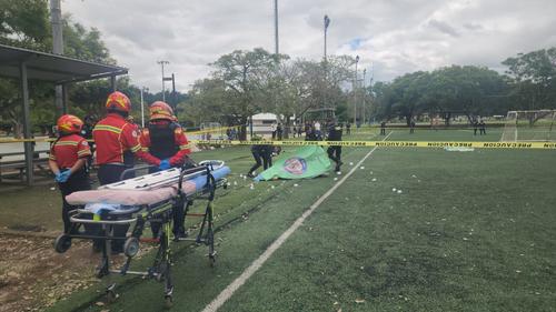Los bomberos Municipales acudieron al Campo Marte para atender la emergencia. (Foto: Jorge Sent&eacute;)