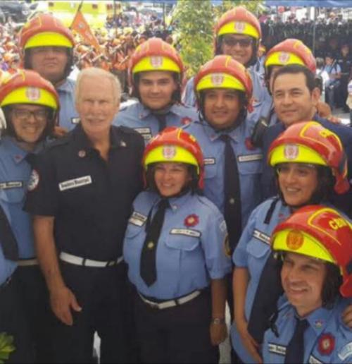 Junto al expresidente Jimmy Morales y el fallecido alcalde &Aacute;lvaro Arz&uacute;. (Foto: Museo de Bomberos)
