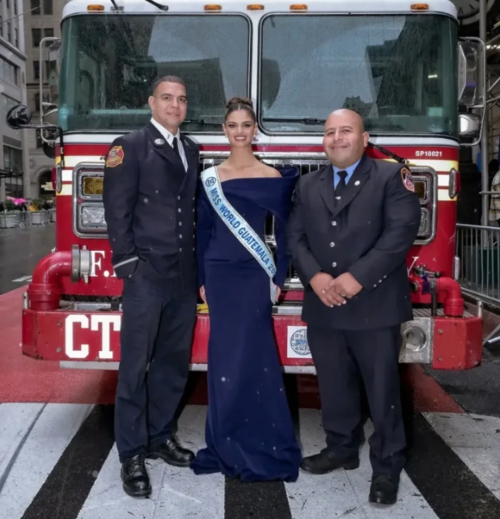 Naida Estubier junto al cuerpo de bomberos de Manhattan. (Foto: Miss World)