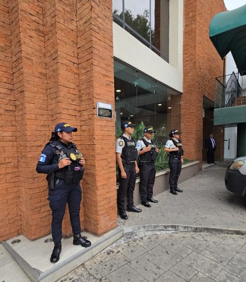 Seguridad perimetral se observa en los alrededores de Capillas Se&ntilde;oriales. (Foto: Jose Luis Pos )