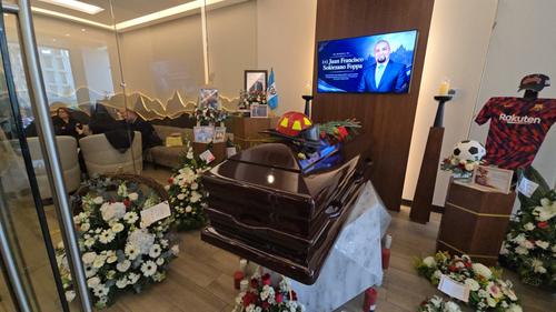 El exfiscal y abogado Juan Francisco Sol&oacute;rzano Foppa, prest&oacute; sus servicios como Bombero Municipal y varios socorristas asistieron a la velaci&oacute;n para rendir homenaje. (Foto: Jose Luis Pos) 