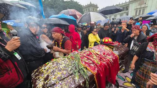 El ata&uacute;d con el cuerpo de Foppa ya est&aacute; en la plaza. (Foto: Estuardo Paredes/colaborador)