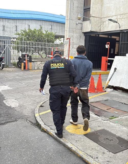 El detenido fue identificado como Erick "N", de 18 a&ntilde;os. (Foto: PNC)