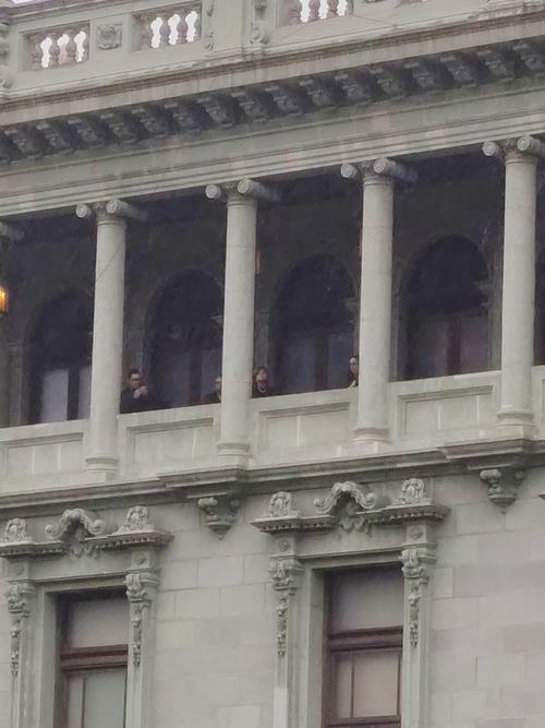 Herrera observ&oacute; el homenaje desde lo alto del palacio. (Foto: redes sociales)