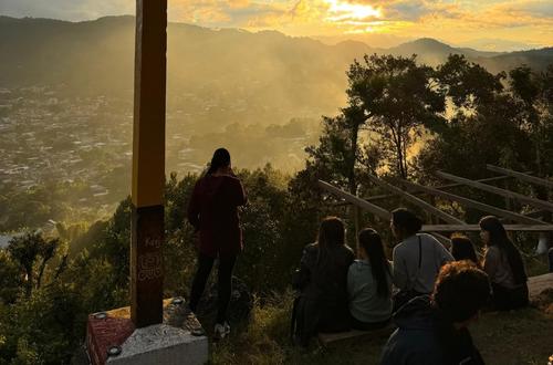 El color naranja del atardecer se observa en el horizonte desde el Cerro Kinich Ajaw. (Foto: Cerro Kinich Ajaw)