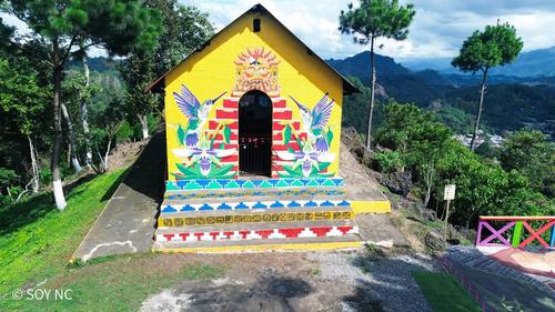 La peque&ntilde;a ermita est&aacute; bellamente decorada por artistas locales. (Foto: SOY NC)