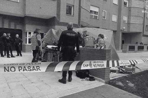La v&iacute;ctima sufri&oacute; cinco heridas en el t&oacute;rax y abdomen, fue trasladada en estado cr&iacute;tico a un hospital, donde muri&oacute;. (Foto: Emergencias Madrid)