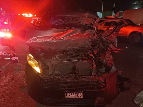 El conductor qued&oacute; atrapado dentro del veh&iacute;culo destruido. (Foto: Bomberos Voluntarios) 