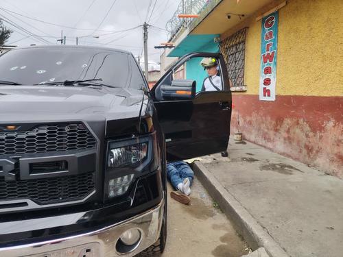 El vehiculo quedo con varios impactos de bala en la parte frontal. (Foto: Bomberos Voluntarios