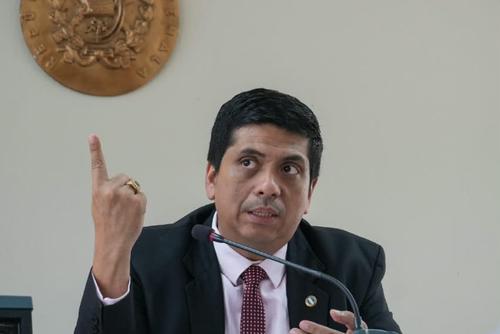 El juez Mynor Moto, titular del Juzgado Tercero Penal, lig&oacute; a proceso a siete personas por la sustracci&oacute;n y venta de municiones de la PNC a pandilleros. (Foto: Archivo/Soy502)