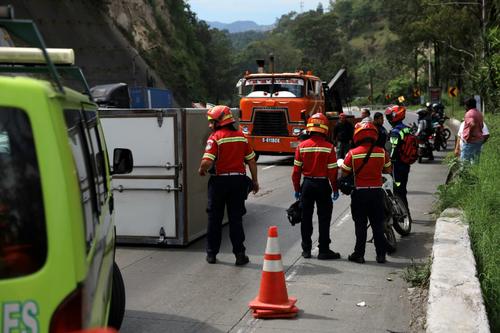 Una gr&uacute;a trabaja para retirar el veh&iacute;culo de la v&iacute;a. (Foto: Bomberos Municipales) 