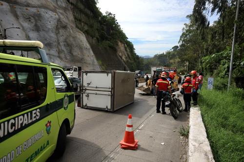 El cami&oacute;n volc&oacute; en la cuesta de Villa Lobos por causas desconocidas. (Foto: Bomberos Municipales)