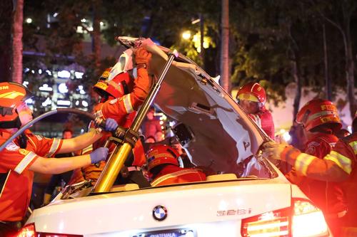 Una persona qued&oacute; atrapada dentro de uno de los veh&iacute;culos. (Foto: Bomberos Municipales) 
