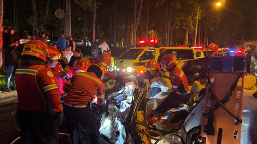 El accidente involucr&oacute; a dos veh&iacute;culos y una motocicleta. (Foto: Bomberos Municipales) 