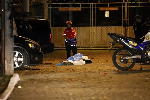 Un hombre de aproximadamente 25 a&ntilde;os muri&oacute; en el ataque armado. (Foto: CBM)