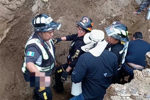 Totonicap&aacute;n, Bomberos Voluntarios, trabajador soterrado, rescate, accidente laboral, emergencia, Hospital Departamental, Ruta Nacional, 02