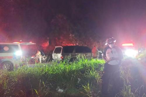 Accidente de tr&aacute;nsito, Huehuetenango, Santa B&aacute;rbara, ruta Interamericana, bus accidentado, Bomberos Voluntarios, rescate en barranco, transporte colectivo, 02