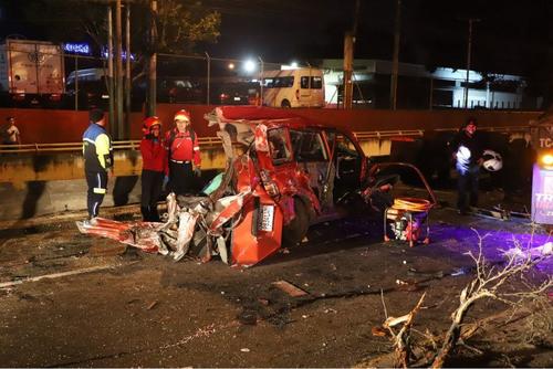 Un m&uacute;ltiple accidente en la ruta al Atl&aacute;ntico dej&oacute; una persona fallecida y otra herida de gravedad.  (Foto: Bomberos Municipales) 