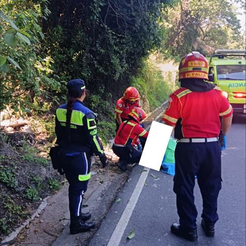 El cuerpo fue localizado junto a un pared&oacute;n en zona 17. (Foto: Amilcar Montejo)