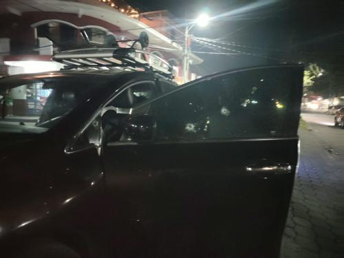 El ataque sucedi&oacute; cuando el hombre y la ni&ntilde;a se encontraban en el interior del veh&iacute;culo. (Foto: CVB)