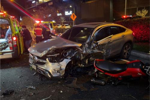 En este accidente se vieron involucrados dos veh&iacute;culos y una motocicleta. (Foto: Bomberos Municipales)