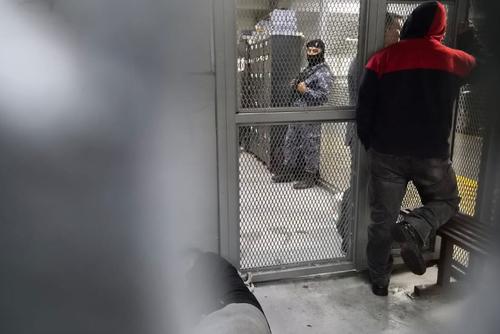 Imagen de la carceleta en donde los PNC detenidos esperan la audiencia de primera declaraci&oacute;n. (Foto: Estuardo Paredes/Colaborador)