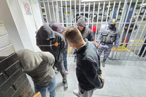 Tras concluir la audiencia de este martes, los agentes de la PNC se&ntilde;alados de irregularidades en la captura de los hermanos Choc Toz, fueron retornados a las carceletas. (Foto: Estuardo Paredes/Colaborador)