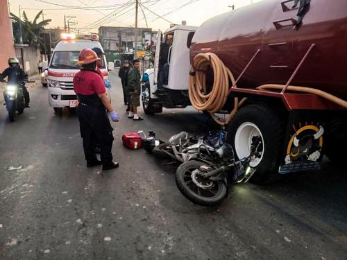 El motorista qued&oacute; debajo de las llantas de una cisterna. (Foto: RRSS) 