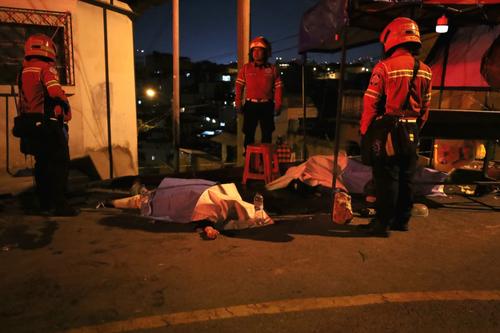 Los cuerpos de las v&iacute;ctimas quedaron en el puesto de venta de comida. (Foto: CBM)