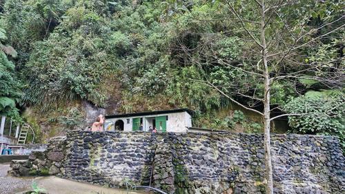Turistas nacionales y extranjeros llegan a conocer las aguas minerales que brotan de las rocas en Zunil. (Foto: Roberto Paz)