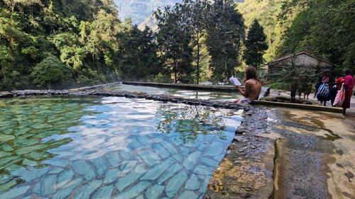 Los turistas disfrutan al venir a las aguas termales de Zunil. (Foto: Roberto Paz)