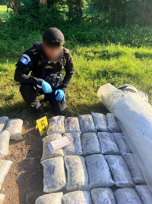 La droga que fue hallada oculta es marihuana. (Foto: PNC)