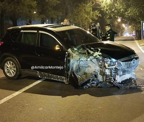 El impacto destruy&oacute; la parte frontal y el tren delantero del veh&iacute;culo. (Foto: Amilcar Montejo) 