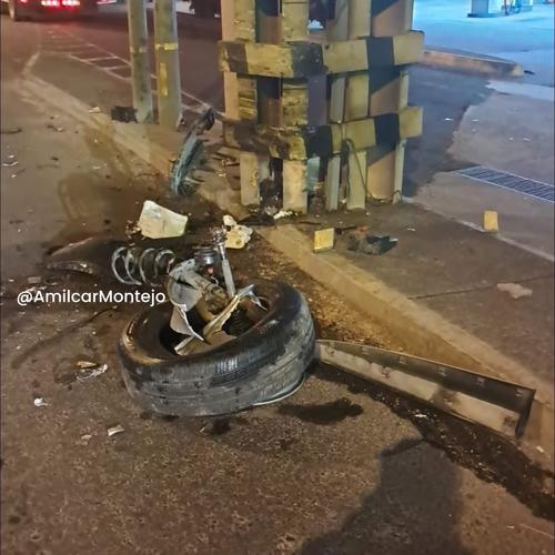 Algunas piezas de la camioneta quedaron sobre la cinta asf&aacute;ltica. (Foto: Amilcar Montejo) 