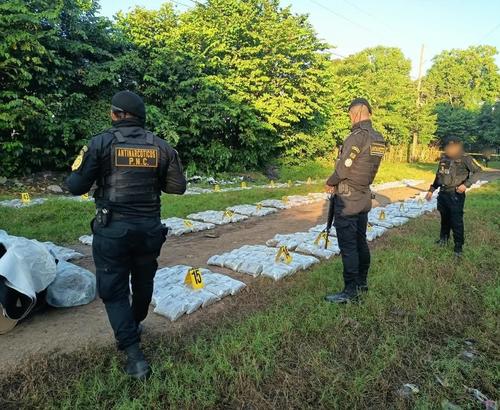 Un total de 880 paquetes con marihuana fueron ubicados. (Foto: PNC)