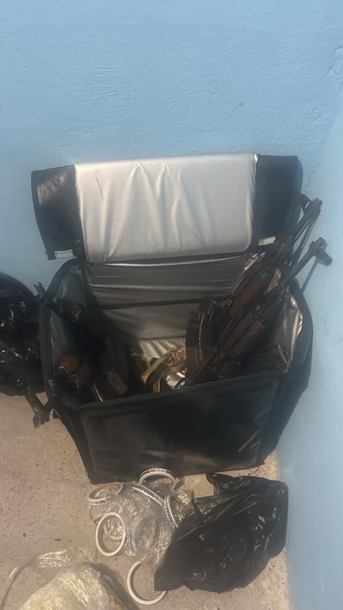 Estas son las armas que se localizaron durante el allanamiento. (Foto: PNC)