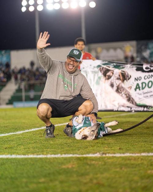 Manchas visit&oacute; el campo de juego de Antigua GFC y recibi&oacute; muestras de cari&ntilde;o. (Foto: Antigua GFC) 