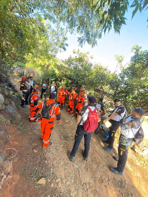 Vecinos y cuerpos de socorro trabajaron juntos durante la b&uacute;squeda. (Foto: Bomberos Voluntarios) 