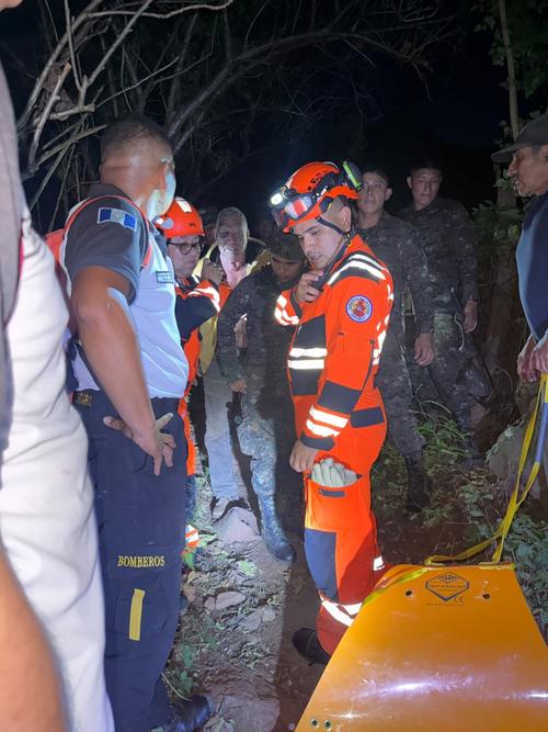 La persona mayor se extravi&oacute; mientras se encontraba en el volc&aacute;n Suchit&aacute;n. (Foto: Bomberos Voluntarios) 
