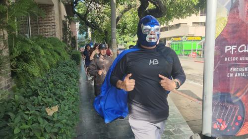 Piratas, superh&eacute;roes y luchadores recorrieron la zona 10. (Foto: Jorge Sente/colaborador) 