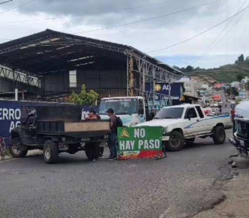 Manifestantes protestan y bloquean el paso vehicular. (Foto: Redes sociales)