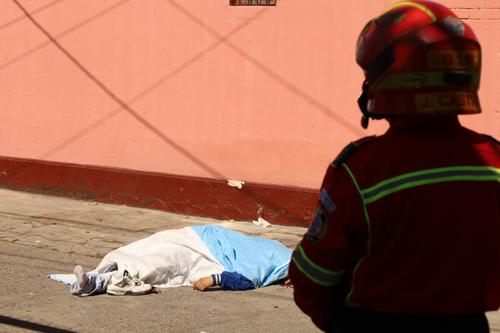 El hombre fue atacado en repetidas ocasiones y debido a las heridas perdi&oacute; la vida. (Foto: Bomberos Municipales)